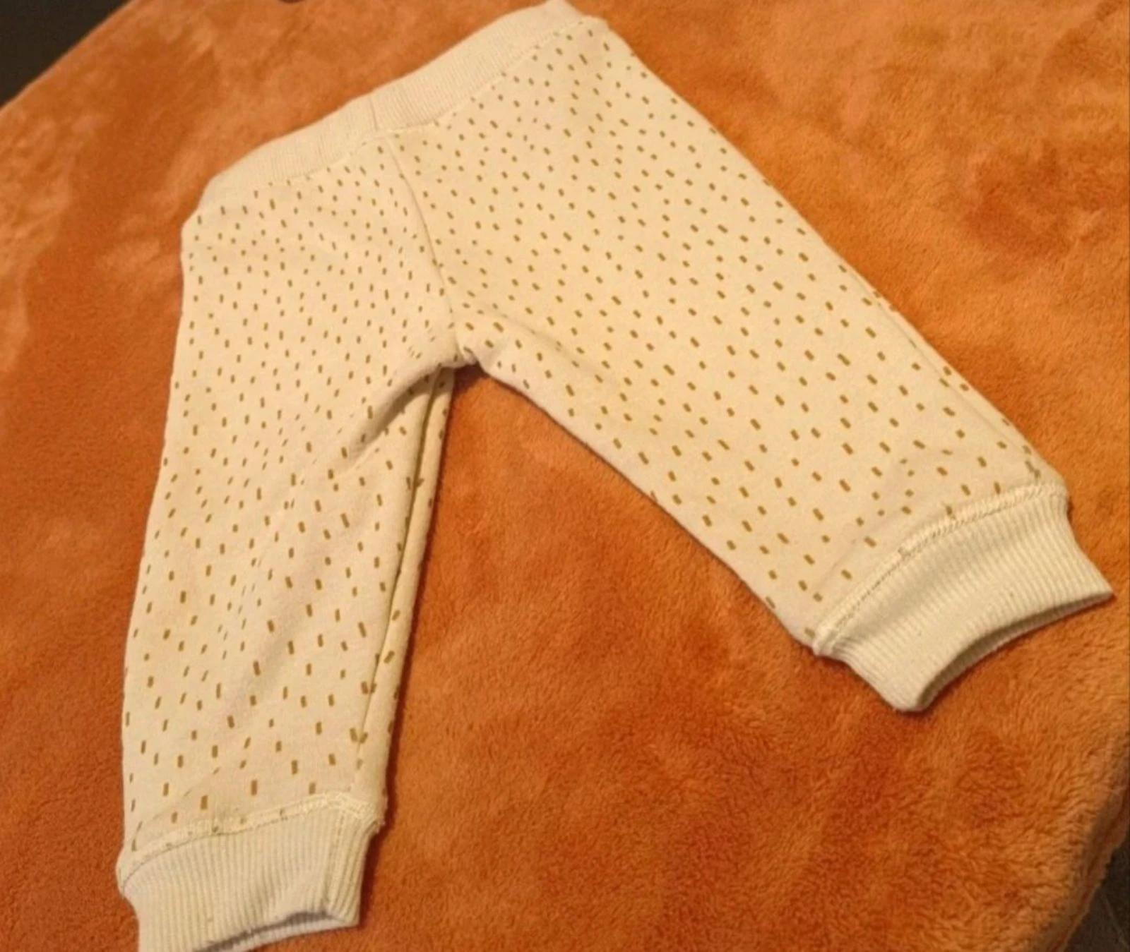Calça/Legging bege com estampa dourada para bebê - 3 meses (62 cm) – photo 2